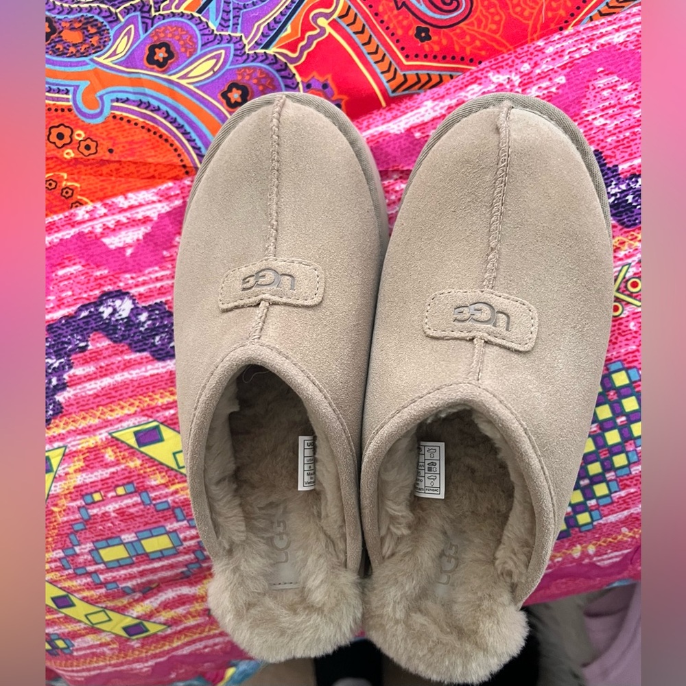 UGG Discoquette Slide Slipper tan size 8
brand new
no box
never worn - Picture 2 of 8